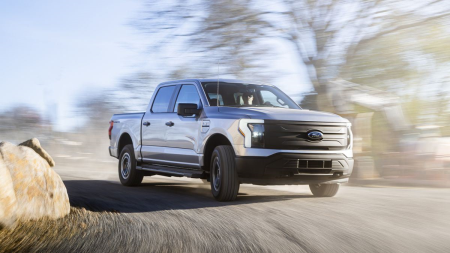 <p><span style="font-size: 14px;">Ford, 2023 F-150 Lightning için fiyatlandırmayı gözden geçirdi ve Ford River Rouge Kompleksi'ndeki geliştirilmiş malzeme maliyetleri ve artan kapasiteyi gerekçe gösterdi.</span></p><p><span style="font-size: 14px;">Temel Pro modelinin fiyatı şimdi 51,990 dolar, neredeyse 10,000 dolar daha az, ancak hala 2022'nin orijinal temel tavsiye edilen perakende fiyatından yaklaşık 10,000 dolar daha fazla.</span></p><p><span style="font-size: 14px;">Platinum Extended Range, 93,990 dolara kadar olan fiyatlarla, önceki Mart ayında duyurulan fiyatlandırmaya göre yaklaşık 6,000 dolar daha düşük.</span></p><p><span style="font-size: 14px;">Ford, F-150 Lightning için fiyatlandırmayı bir kez daha ayarlıyor, ancak bu sefer otomobil üreticisi fiyatları yükseltmek yerine düşürüyor. Mart ayında elektrikli kamyonetin temel fiyatına 4,000 dolar ekledikten sonra - Ford, tedarik zinciri sorunları ve yüksek malzeme maliyetlerini gerekçe göstermişti - şirket, kalan 2023 model yılı Lightning pikaplar için 6,000 ila 10,000 dolar arasında fiyat düşüşü yapıyor.</span></p>