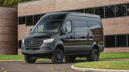 <p>Mercedes-Benz Sprinter, iş dünyasının ve macera tutkunlarının ihtiyaçlarını rahatça karşılayabilen bir iş atı olarak dikkat çekiyor. Bu çok yönlü araç, G-wagen'in sağlam yeteneklerini içinde barındırırken, geniş yapılandırma seçenekleri ile teslimat yapanların ve açık hava macerası arzulayanların gereksinimlerini mükemmel bir şekilde karşılayabiliyor.<br></p><p><span style="font-size: 14px;">Öncelikle, Sprinter'ın klasik tavan çıtası modeli, zarif ve fonksiyonel tasarımıyla göz dolduruyor. Şıklığı ve işlevselliği bir araya getiren bu model, hem şehir içi teslimat yapanların hem de uzun yolculuklara çıkanların beklentilerini karşılıyor. Yüksek tavan yapısı sayesinde iç mekanda geniş bir alan sunan Sprinter, çeşitli kullanım amaçlarına uygun bir çözüm sunuyor.</span></p><p><span style="font-size: 14px;">Sprinter'ın performansı da klasik tavan çıtası modelinde etkileyici bir şekilde yansıtılıyor. İki turbo dizel ve bir turboşarjlı benzinli motor seçeneği, dokuz vitesli otomatik bir şanzımanla birleşerek güçlü bir sürüş deneyimi sunuyor. Bu şanzıman, Mercedes-Benz'in prestijli yolcu arabalarında da kullanılan teknolojiyi taşıyarak, yüksek kalite ve konfor sağlıyor. Ayrıca isteğe bağlı 4Matic dört tekerlekten çekiş sistemi, zorlu koşullarda bile güvenli ve istikrarlı bir sürüş sunuyor.</span></p>