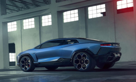 <p><span style="font-size: 14px;"><b>1341 beygir gücünün üzerinde elektrikli bir Lamborghini</b></span></p><p><span style="font-size: 14px;">Lamborghini Lanzador konsepti, piyasada bulunan diğer herhangi bir elektrikli araçla karşılaştırılamayacak bir özelliğe sahip. Bunun bir kısmı açıkça Lamborghini kökenlerinden kaynaklanırken, daha büyük bir kısmı ise sıradışı oranlarından gelmektedir. Fazla şişkin çamurluklar ve keskin hatlı sac panellerle birlikte, kısa cam bölgesi düşük tavan hattı ve yüksek sürüş yüksekliği arasında sıkışmış durumda. Sonuç, tipik bir crossover'ın tanımıdır, ancak üzerinde belirgin bir İtalyan zarafeti bulunan bir tanesi.</span></p><p><span style="font-size: 14px;">Asla sade bir şirket olarak bilinmeyen Lamborghini, Lanzador'a inanılmaz güç veriyor. Her aks üzerinde birer elektrik motoru bulunan dört tekerlekten çekişli güç aktarma sistemi, bir megawatı aşan bir güç ürettiği iddia ediliyor. Bir kilowatt, elektrik gücünün 1000 watt'ı iken, bir megawatt bir milyon watt'a eşittir, bu da 1341 beygir gücüne denk gelir. Dediğimiz gibi, sade değil.</span></p>